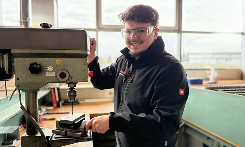 Leonit, Auszubildender zum Mechatroniker