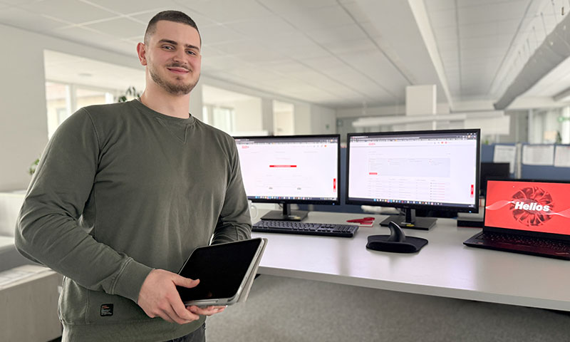 Nick, Auszubildender zum Industriekaufmann mit Zusatzqualifikation