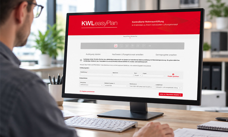 Planer an einem Schreibtisch vor einem Monitor mit der geöffneten Auslegungssoftware KWLeasyPlan für die Wohnraumlüftung.