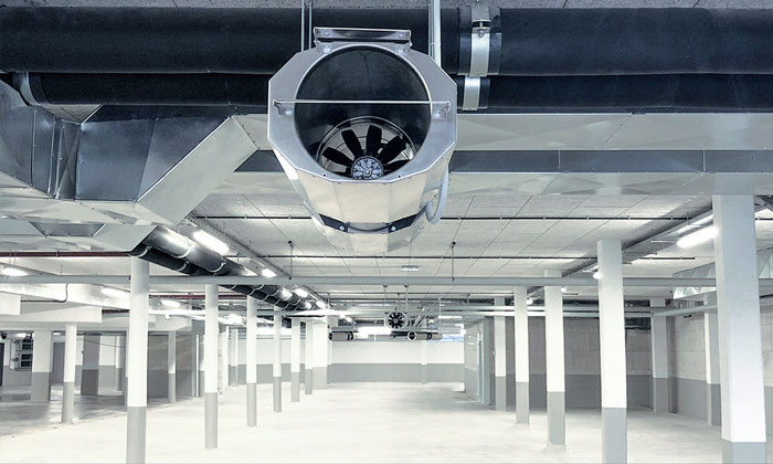 Impulsventilator in leerer Parkgarage