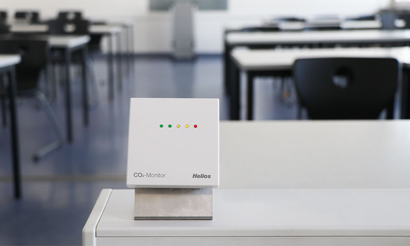 co2 Monitor von Helios in einem Klassenzimmer