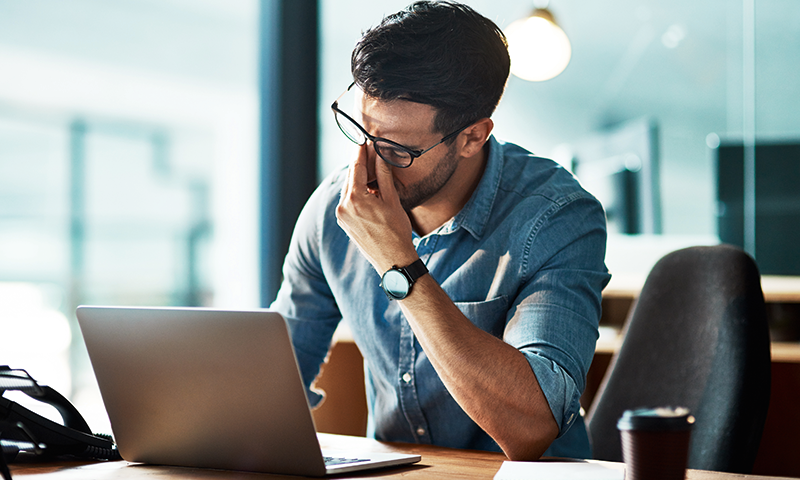Mann im Büro müde
